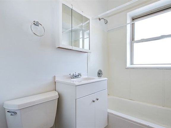 3rd image of 6306 S Artesian Ave APT 2F
