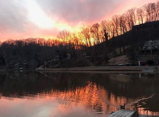4 Lake Shore Dr, Charleston, WV 25313
