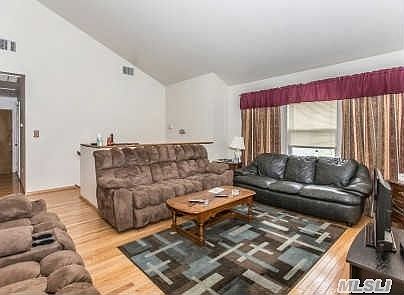 5th image of 11 Nord Park Blvd