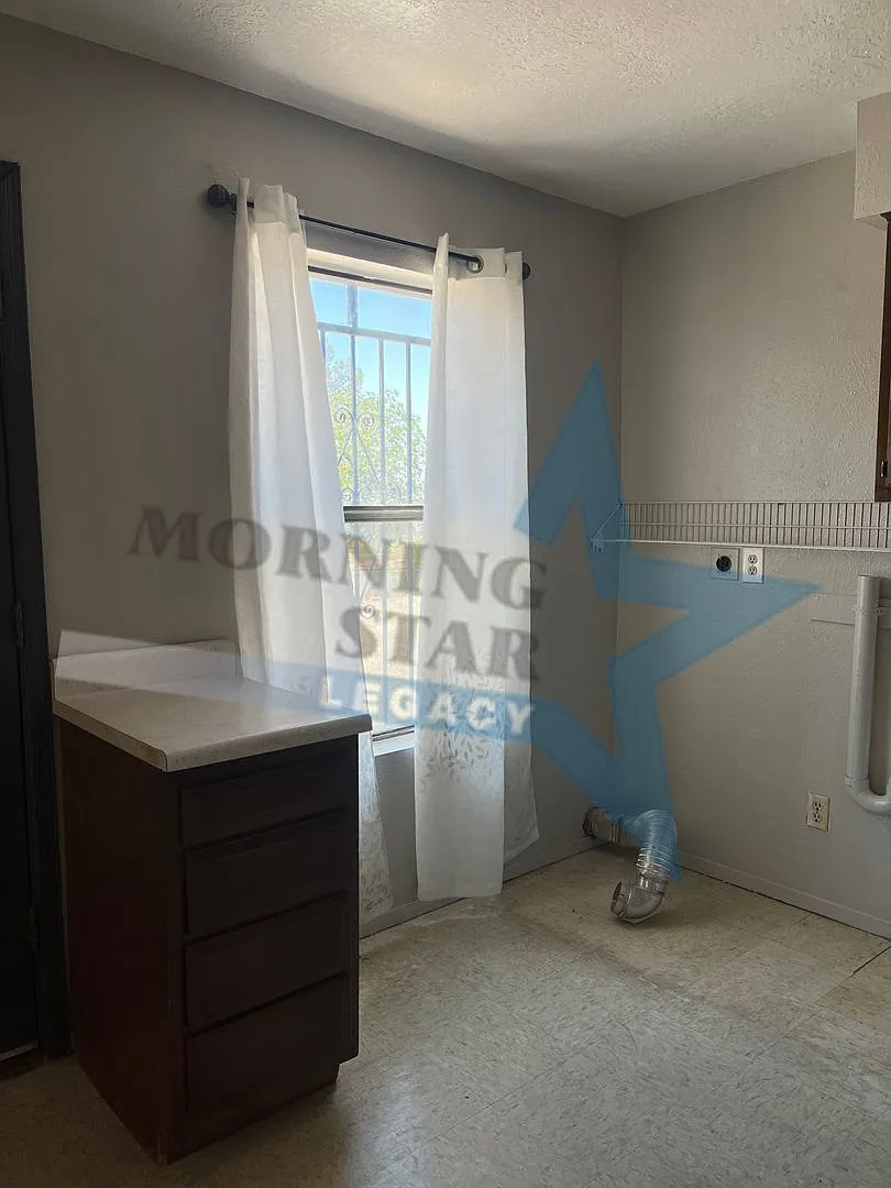 2325 College St — Photo 3