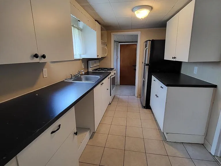130 Oxford Ave — Photo 2