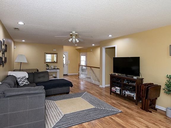 4th image of 209 Riverrun Dr
