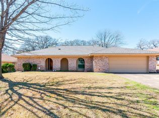 2805 Autumn Dr, Hurst, TX 76054