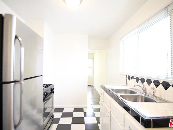 4th image of 5916 Willoughby Ave #5918-1/2