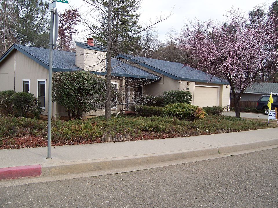 Large corner lot no through traffic