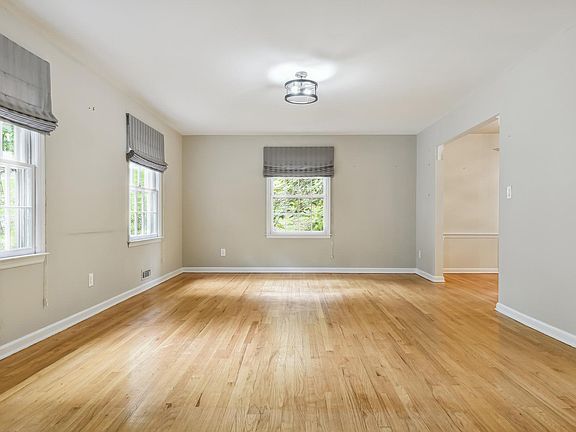 3rd image of 33 Stonehenge Rd