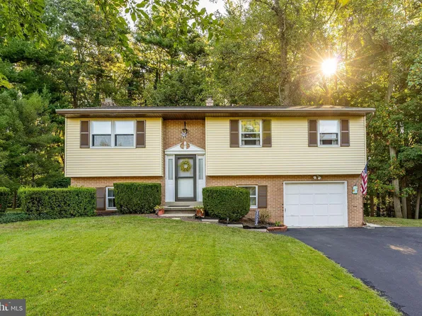 13 Pine Ln, Willow Street, PA 17584
