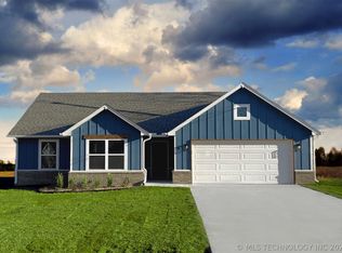 907 SE 2nd St, Pryor, OK 74361