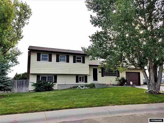 2nd image of 919 Riverbend Ct
