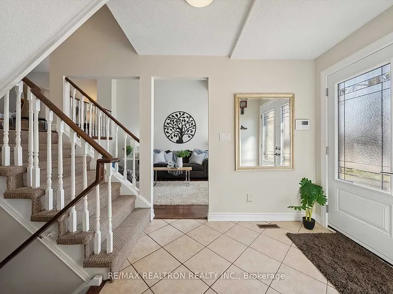 68 Flint Cres #UPPER — Photo 3