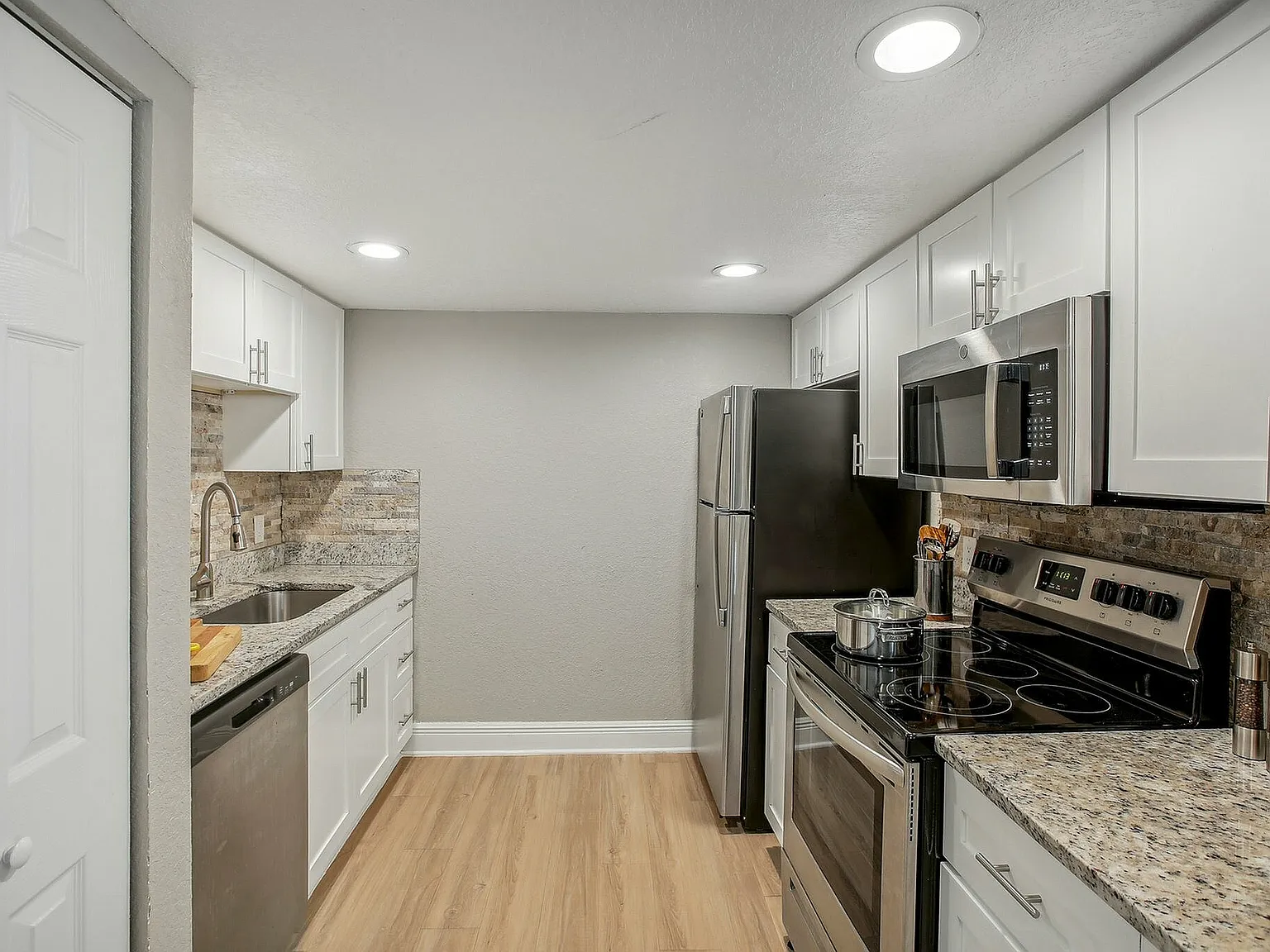 Seastone Apartments — Photo 2