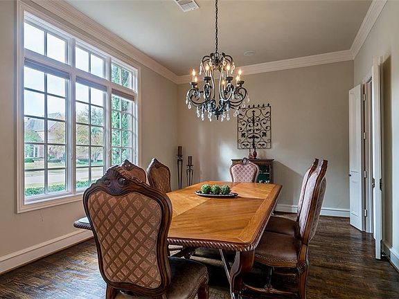 5th image of 710 Stratford Ln
