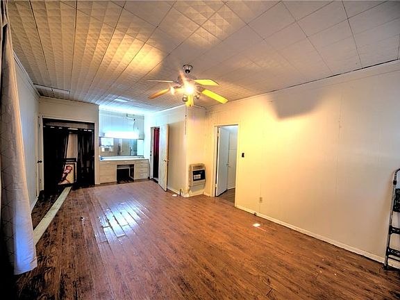 3rd image of 213 Texas St