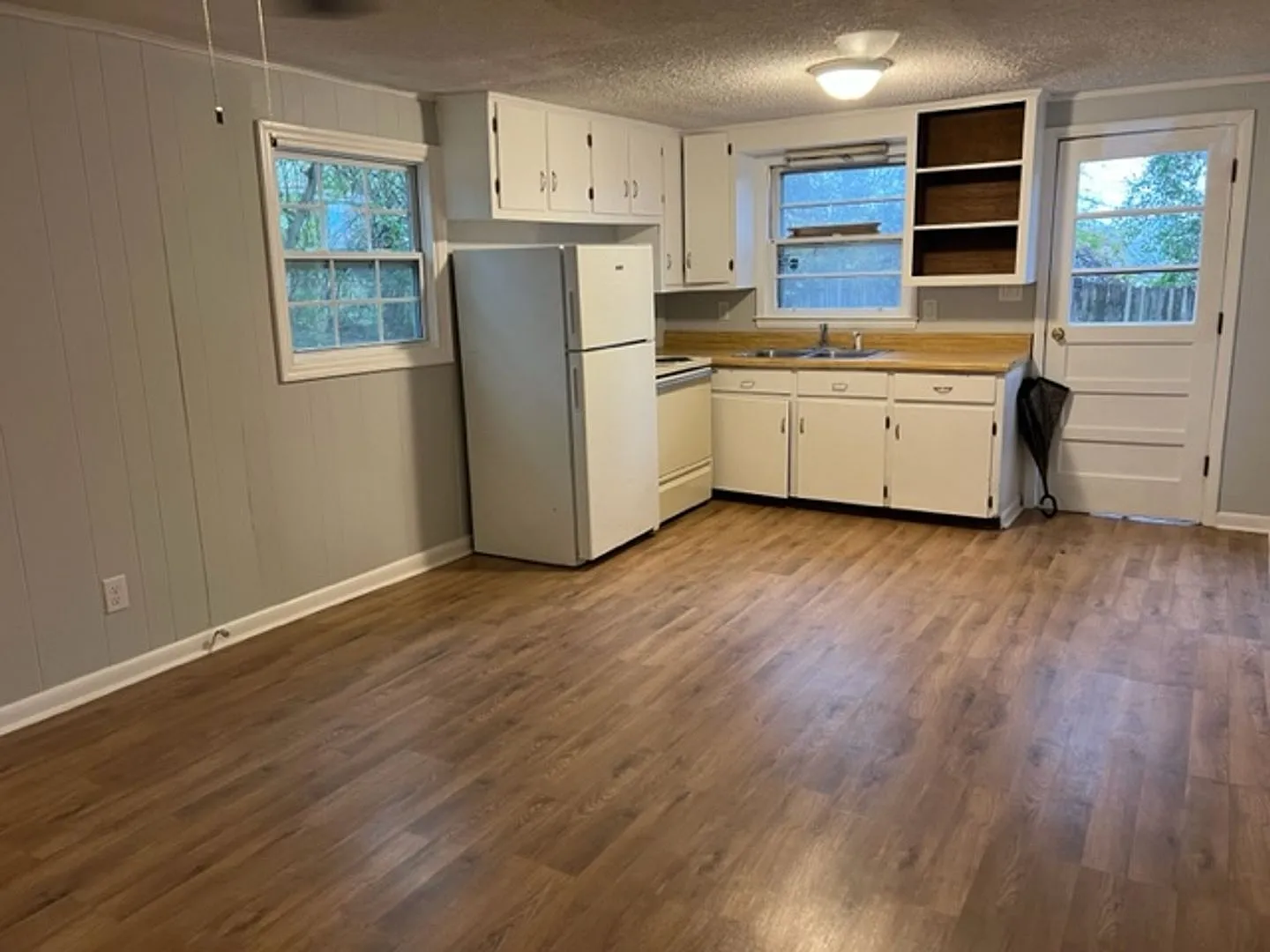 1 bed 1 bath off W. Broad St — Photo 2