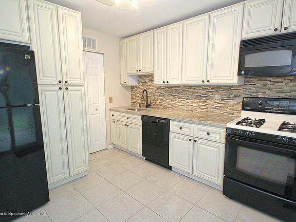 3rd image of 22 Belmar Dr E
