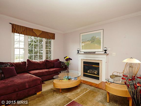 3rd image of 907 Leona Ln