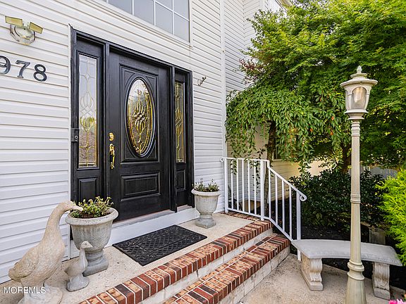 4th image of 978 Riverbrook Court