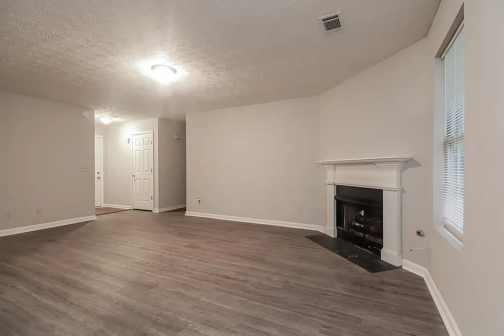 3 bed, 2.0 bath, 1126 sqft, $1,700 — Photo 4
