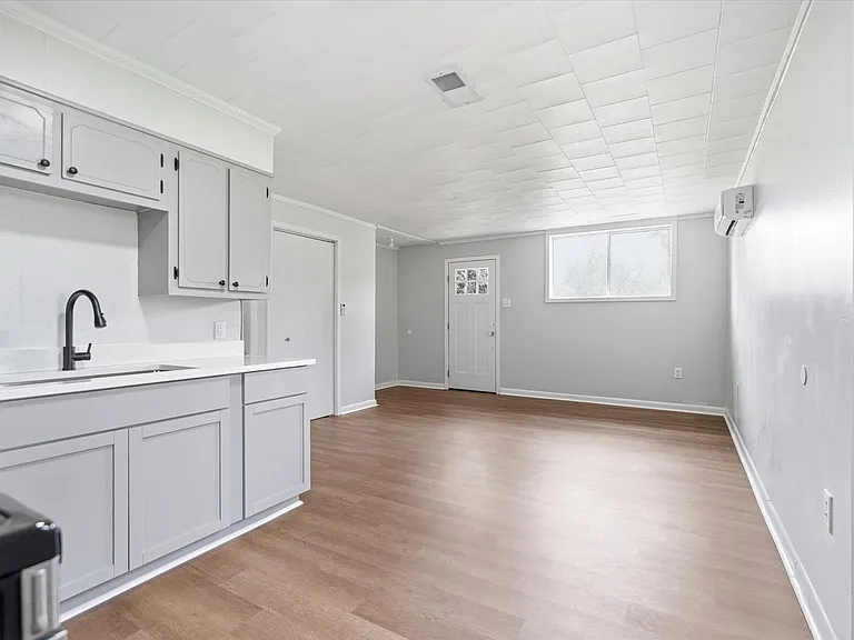 924 W Huntington Ave — Photo 7