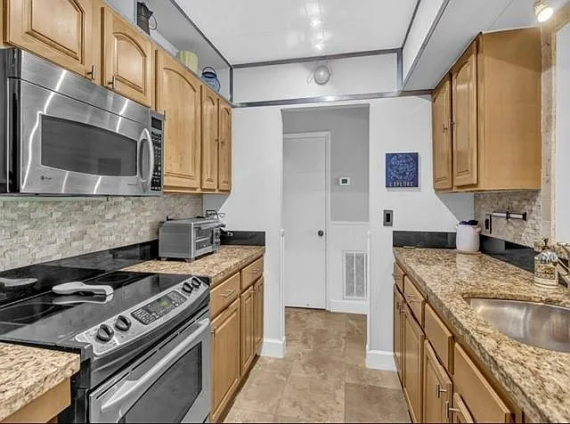 855 Dahlia Ln — Photo 4