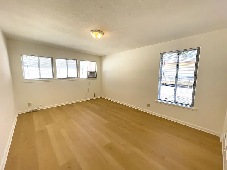 1517 E Maple St — Photo 6