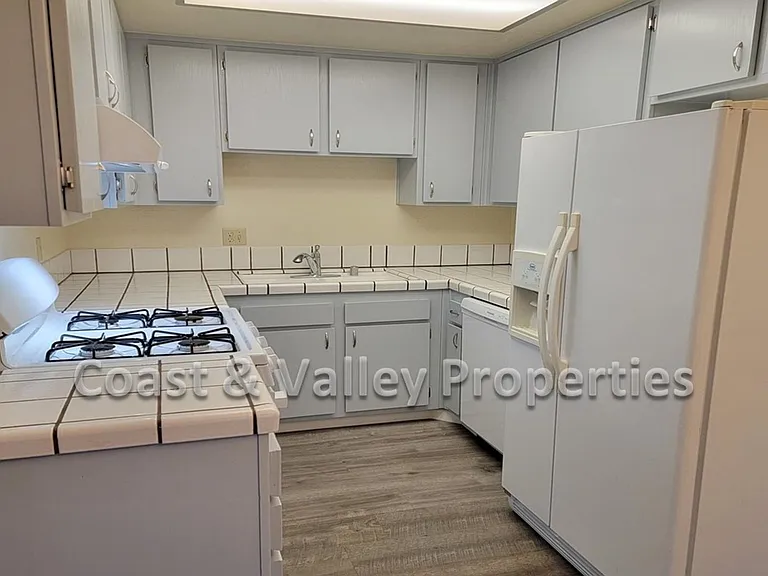 980 Memorial Dr — Photo 3