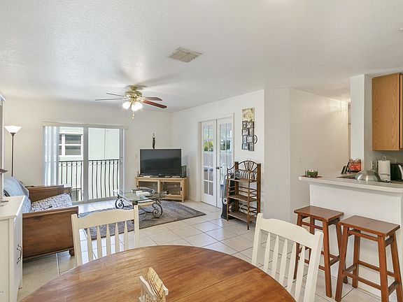 4th image of 220 Columbia Dr APT 32