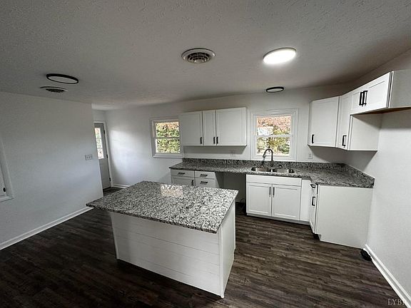 5th image of 330 Jefferson Manor Dr