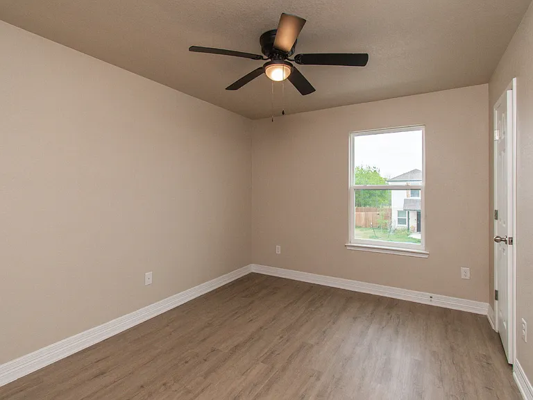 806 White Meadow Ln #B — Photo 9