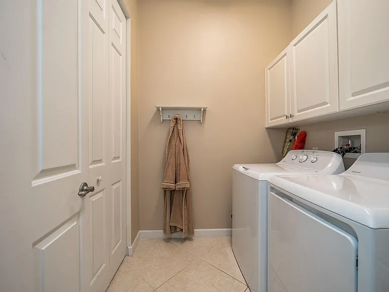 11860 Valencia Gardens Ave — Photo 27
