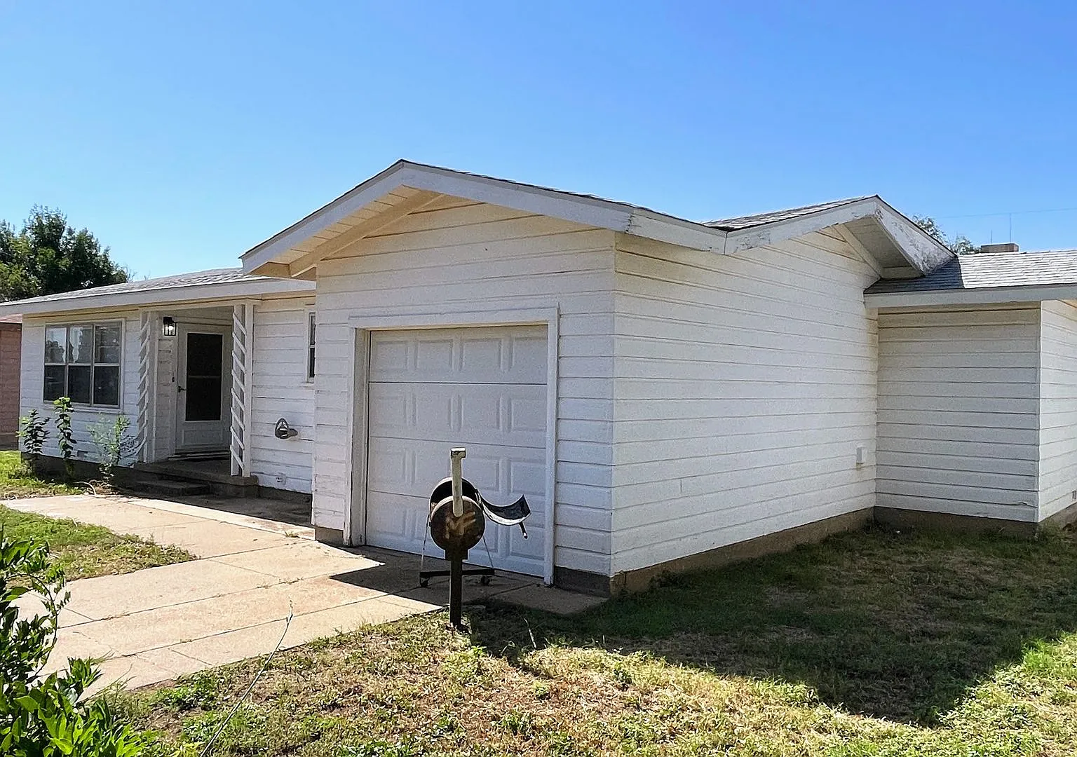 Charming 3-Bedroom, 1.5-Bath Single-Family Home for Rent in Snyder, TX! — Photo 3