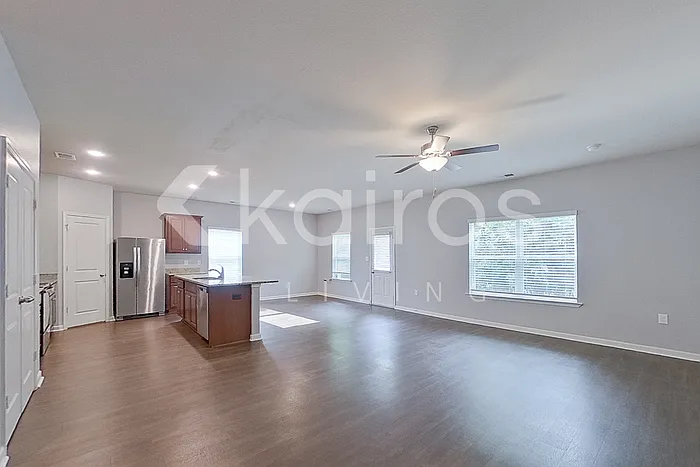 4 bed, 2.5 bath, 2002 sqft, $1,965 — Photo 3