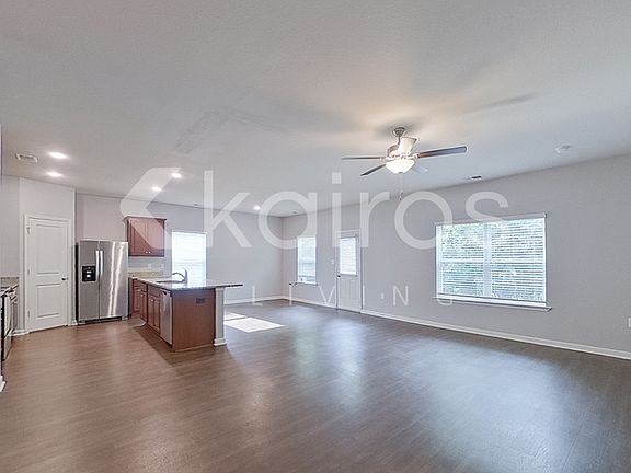3rd image of 1044 Pilgrim Ln