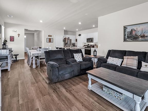 2nd image of 514 Hogwart Ln.