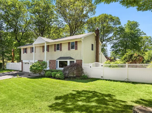4 Lt John Olsen Lane, Saint James, NY 11780