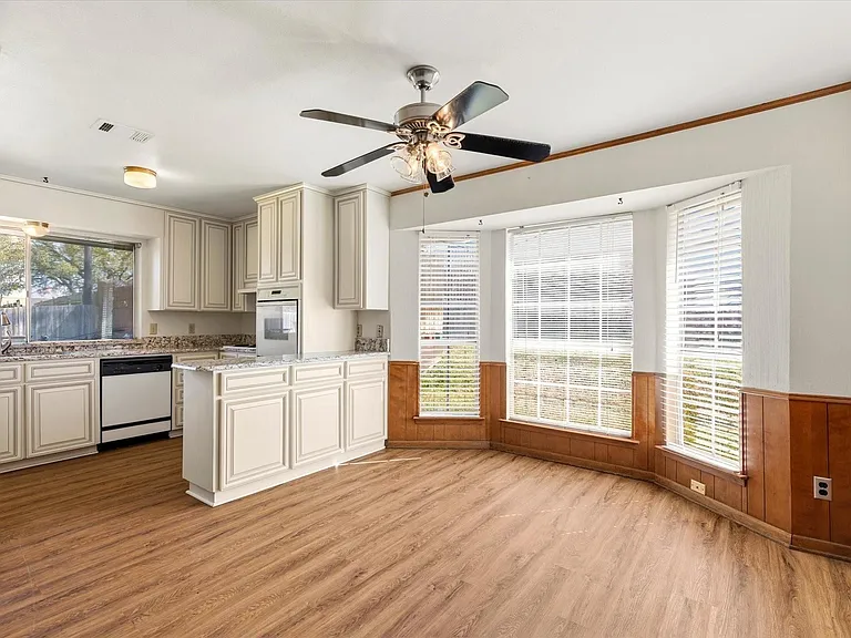 1905 Alamo Dr — Photo 8