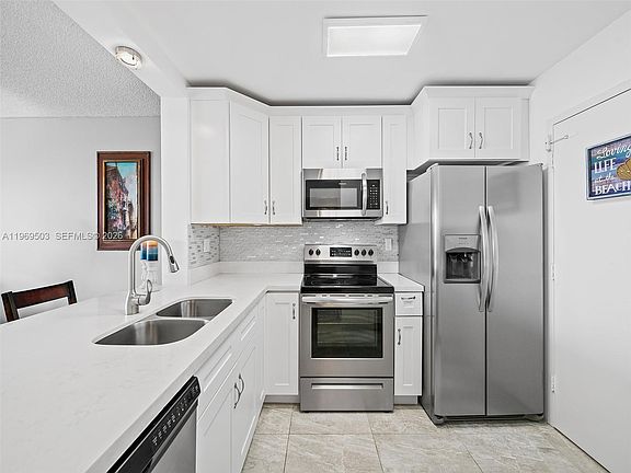 4th image of 401 NE 14th Ave APT 808