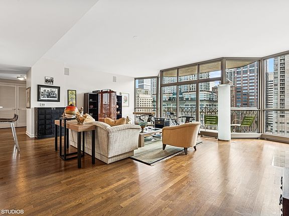 4th image of 21 E Huron St APT 1505