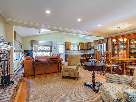 5th image of 235 Bellerose Ave