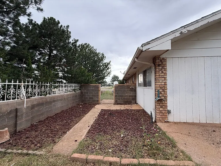 1401 Hillcrest Dr — Photo 35