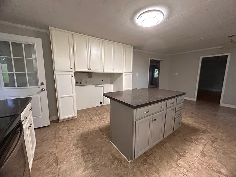 Kitchen and washer/dryer hookup