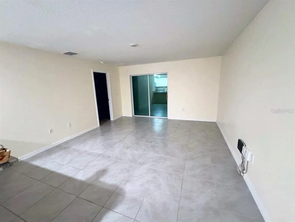 3 bed, 2.0 bath, 1516 sqft, $2,300 — Photo 3