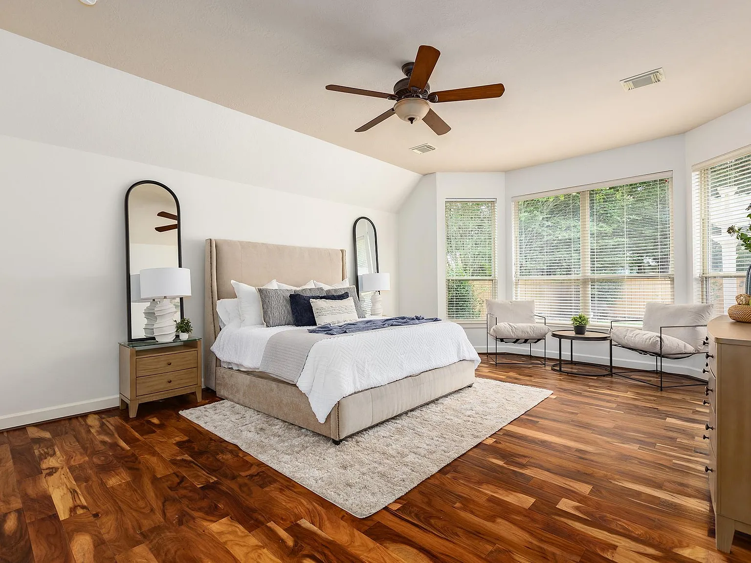 5 bed, 4.0 bath, 3794 sqft, $4,200 — Photo 4