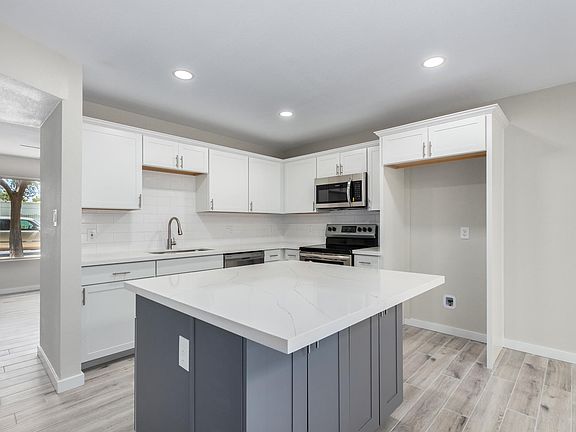 3rd image of 607 N Pioneer Cir