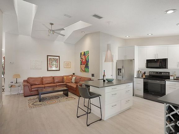 3rd image of 1051 NW 95th Avenue