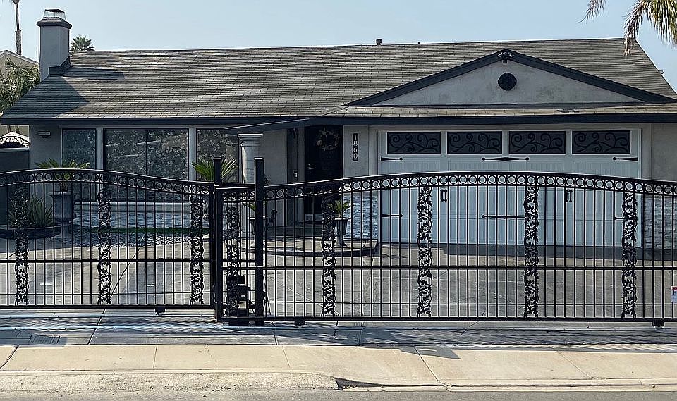 2nd image of 1860 Leon Ave