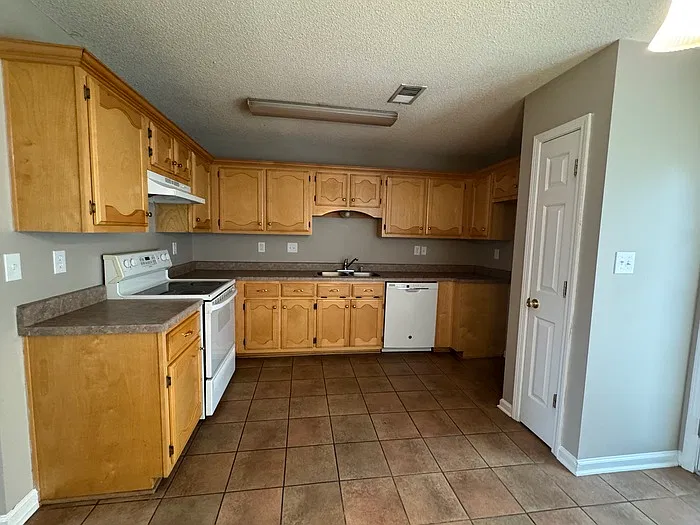 4 bed, 2.5 bath, 1830 sqft, $2,150 — Photo 3