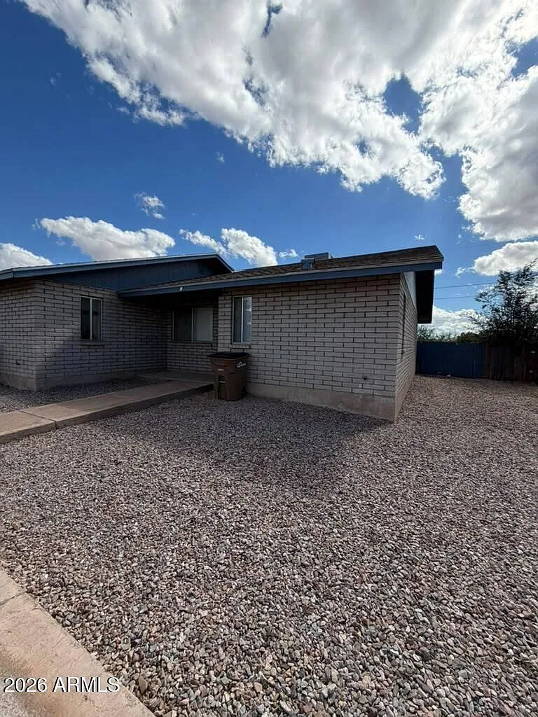 2 bed, 1.0 bath, 900 sqft, $875 — Photo 1