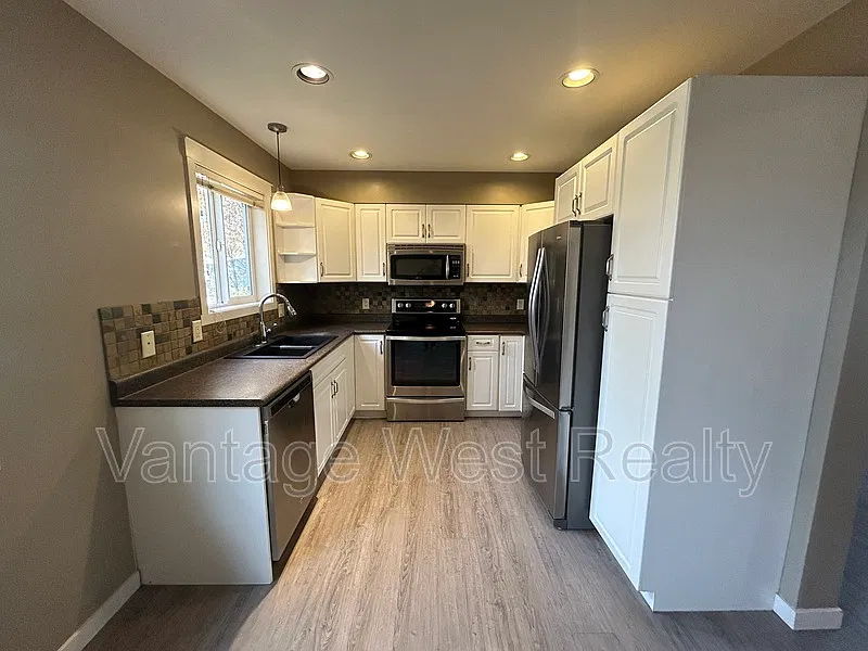 4 bed, 3.0 bath, $2,600 — Photo 2