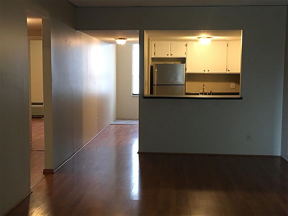 3rd image of 2106 Kanawha Blvd E